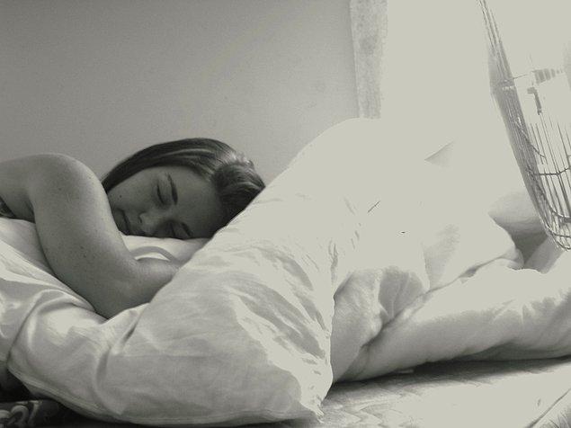 Özellikle melatonin hormonunun salınımının azalımı, uykusuzluğun en önemli sonuçlarından birisidir.