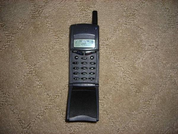 1. Serhat'ın ilk cep telefonu bir Ericsson t10!