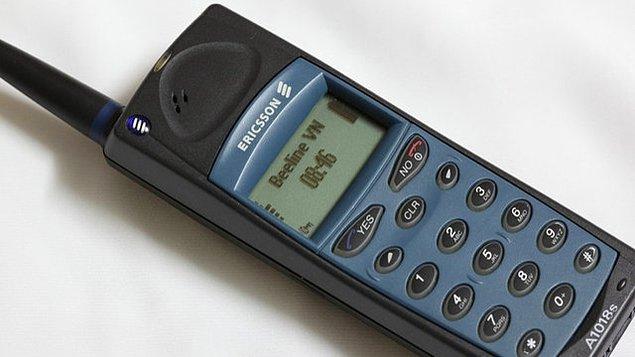 8. Mert'in ilk telefonu Ericsson A1018.