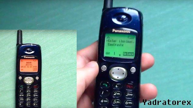 11. Cemil'in ilk telefonu o dönem çok havalıydı. Ekranı renkli olmasa da ekran ışığı rengi değiştirilebiliyordu.