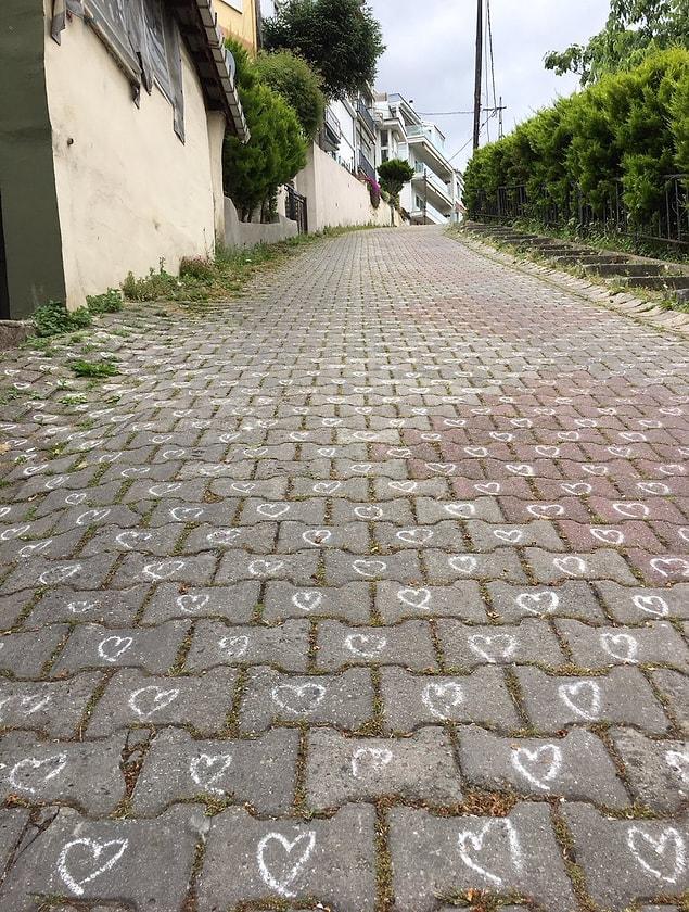 2. This person from İstanbul drew little hearts on EVERY paving stone all the way to the end of the street!