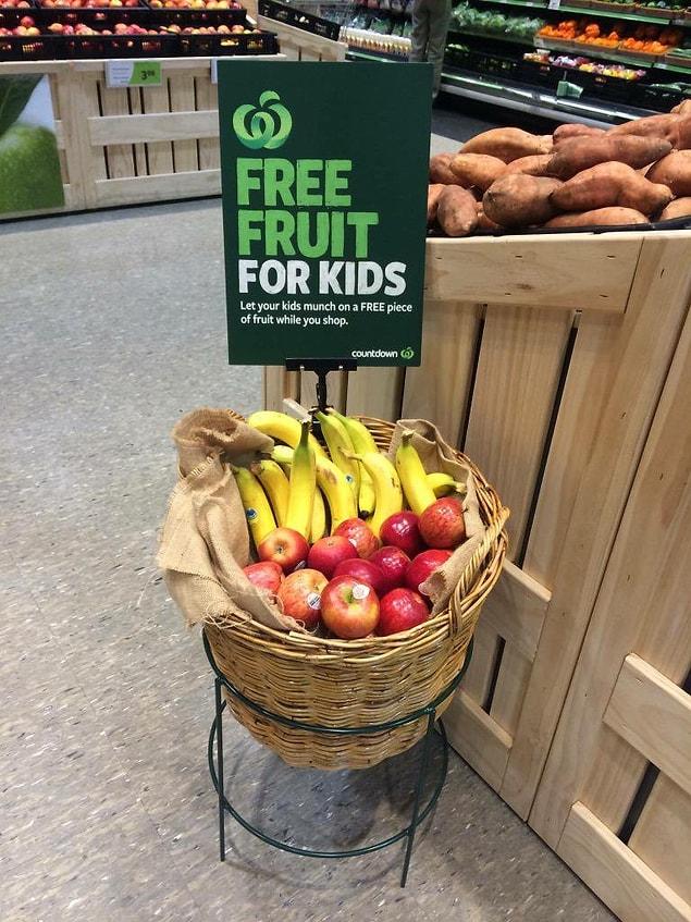 5. This Ohio grocery store is offering free fruit to kids under 12!  👏
