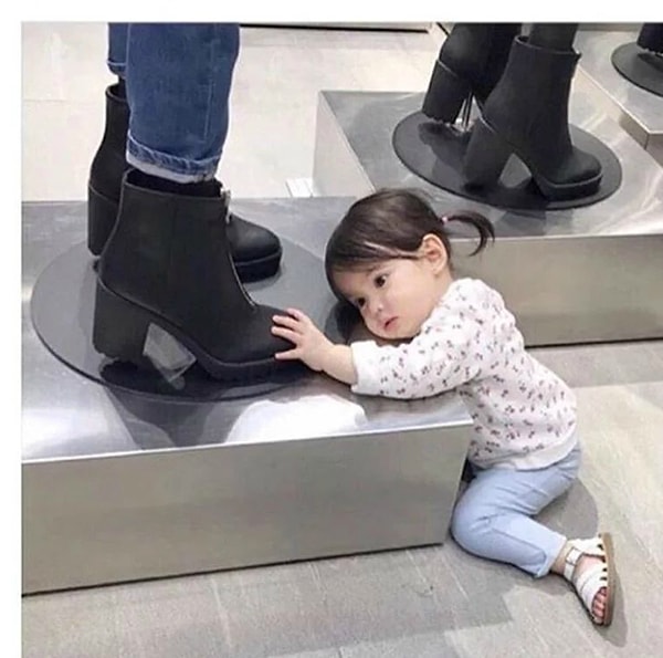 11. А это вы, когда видите офигенную пару обуви, но просто не можете позволить себе её купить: 😥