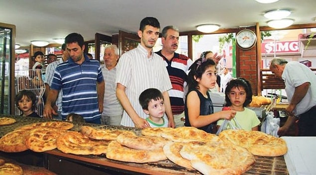 12. Ailenin bir başka minik üyesi ise pide almaya gönderilir.