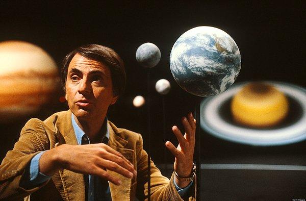 8. Carl Sagan 1995 yılında yazdığı kitabıyla günümüzde yaşadığımız teknolojik gelişmeleri tahmin etti.