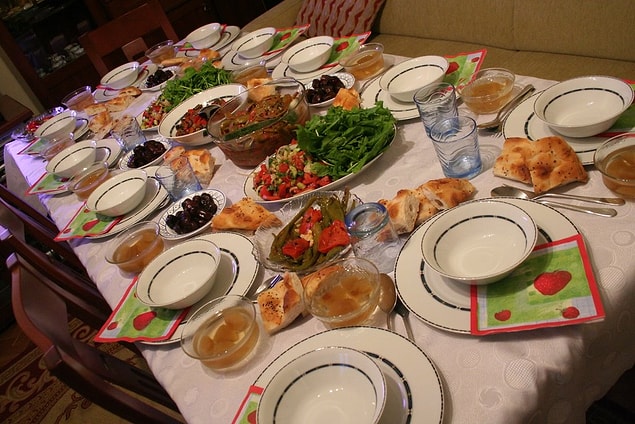 13. Daha önce eşi benzeri olmayan sofralar kurulur.