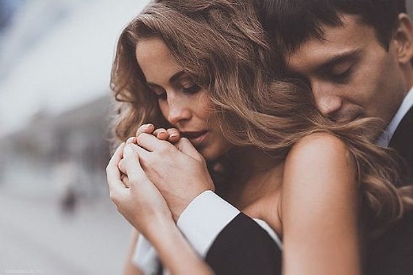 11. "Любите мужчин. Им очень нужна ваша любовь. Даже если они в этом никогда не признаются. За каждым великим мужчиной всегда есть женщина, которая в него верила. И любила по-настоящему."