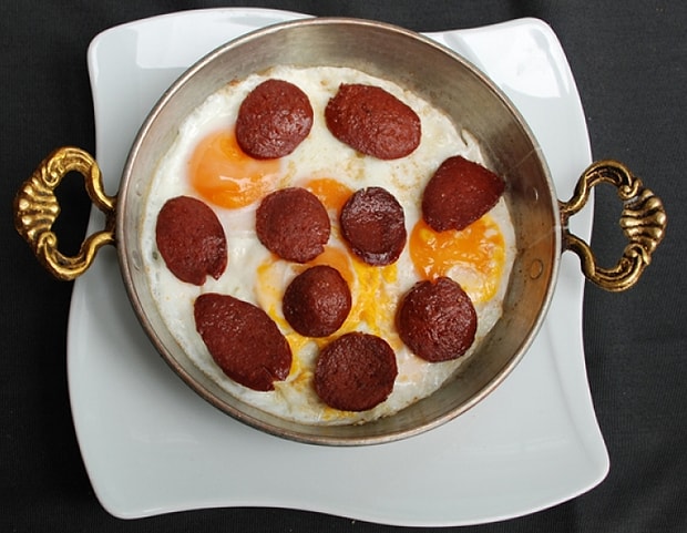 Sucuklu yumurta