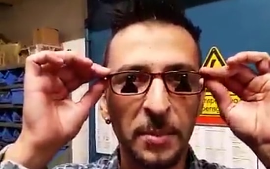 Günaha Girmek İstemeyenler İçin Türbanlı Gösteren Gözlük Üreten Adam