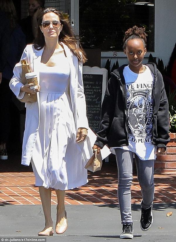 Aynı gün Angelina kızı Zahara ve oğlu Pax ile Hollywood'da alışveriş yaparken görüntülendi.