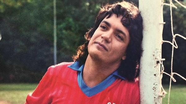 Hikayenin kahramanı Carlos Kaiser, futbol oynamayı bilmeden 24 yıl profesyonel futbolculuk yaptı ve bu süre boyunca tabiri caizse ayağına top değmedi.