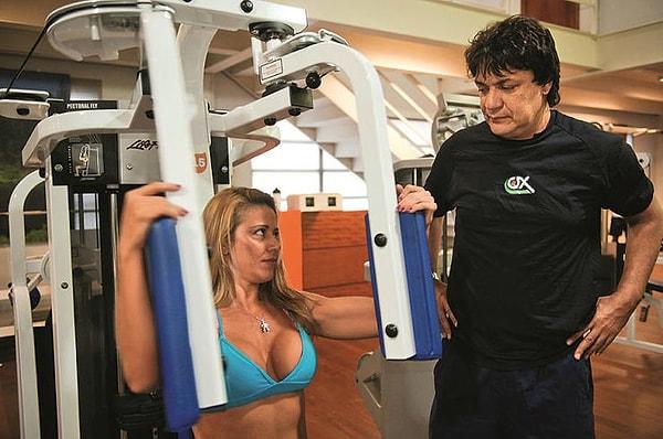 Carlos şimdi kadın vücut geliştirmecilere eğitim veriyor.