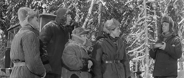 5. На съемках на Урале у Николая Рыбникова (исполнителя роли Ильи) ко рту примерзла ложка, но он не остановил съемок.