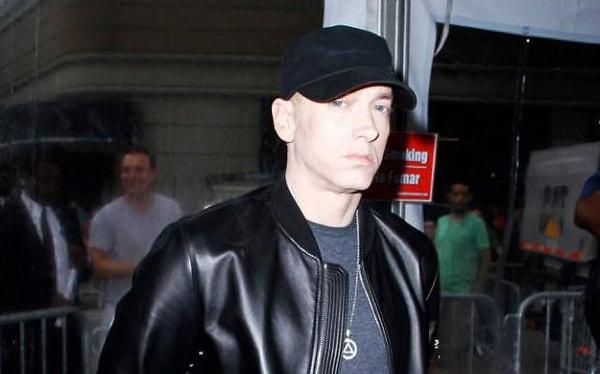 Twitter hesabını nadiren de olsa, müziğini ve plak şirketi Shady Records'u tanıtmak için kullanan Eminem bu kez hayırlı bir işe vesile olmuş oldu.