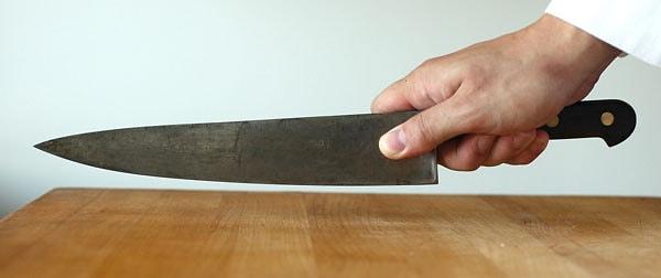 Bıcağın sap kısmını iyice kavradıktan sonrabaş parmağımızla bıçağın keskin kısmının üst alanından destek veriyoruz.