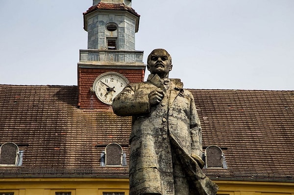 3. В 1935 году Вюнсдорф стал штаб-квартирой вермахта - объединенных вооруженных сил нацистской Германии. В годы правления Гитлера Вюнсдорф стал мощной военной крепостью.