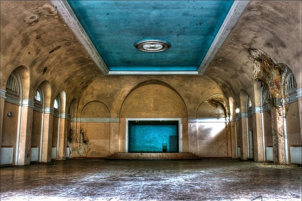 5. После отступления нацистов советские войска заняли город, и Вюнсдорф фактически стал плацдармом СССР в самом сердце Германии. Местные жители были выселены, и все дороги в Вюнсдорф были перерыты для обычного транспорта. Для местных Вюнсдорф стал Die Verbotene Stadt - "запретным городом".