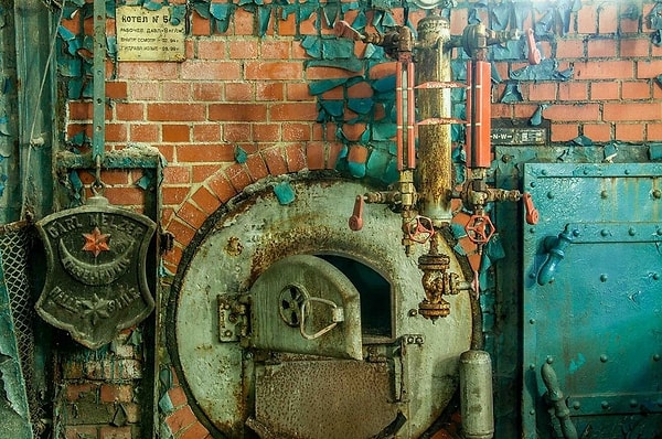 6. После падения Берлинской стены в 1989 году, воссоединения Германии и распада СССР советские солдаты были вызваны домой. Они покинули город, оставив позади себя обширный участок, заваленный 98 300 боеприпасами, 47 000 артиллерийских системам, 29,3 тоннами амуниции и мусора, включая химикаты, переработанные нефтепродукты, старую краску, шины, батареи и асбест. Остались магазины, заполненные электроникой, радио, телевизорами и холодильниками.