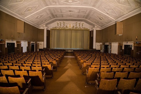 9. Сейчас весь заброшенный военный городок продолжает разлагаться, и лишь изредка сюда приезжают фотографы, любящие снимать развалины.