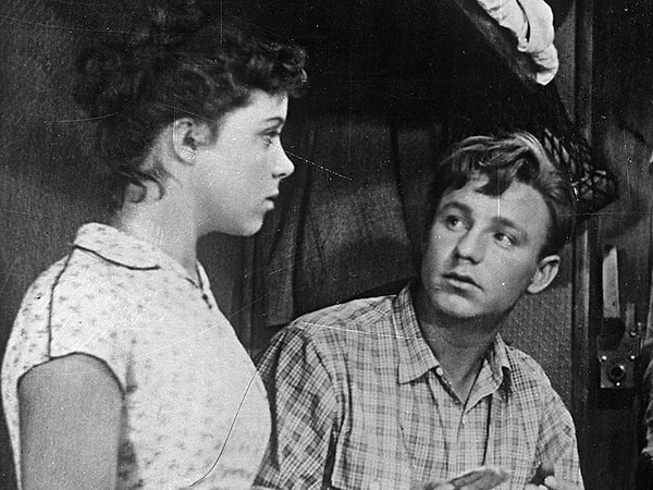 2. Рыбников умел отлично имитировать голоса других людей и однажды даже разыграл своего друга, спародировав голос Левитана.