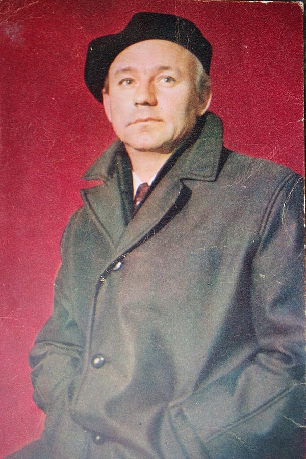 10. В жизни актер был совсем не похож на своих героев – он не был очень общительным, любил посидеть в одиночестве, даже анекдоты рассказывать не умел.