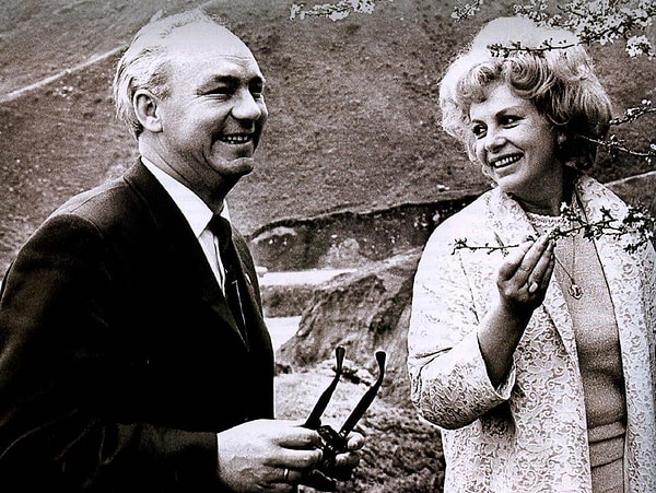 11. Однажды Рыбников так торопился увидеть жену, что по дороге перевернулся на машине и сломал ребро.