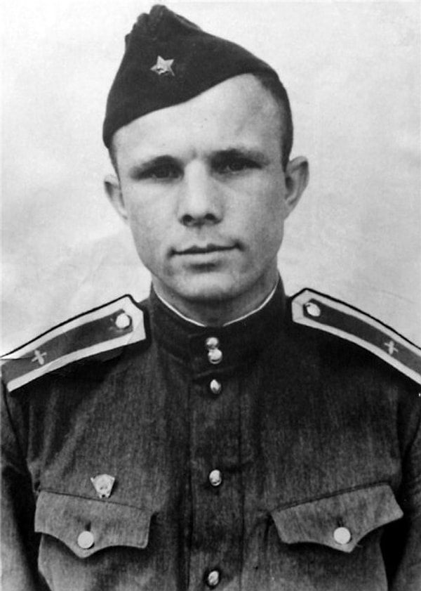 2. Тогда будущий космонавт был курсантом летного училища в Оренбурге, а девушка работала телеграфисткой.