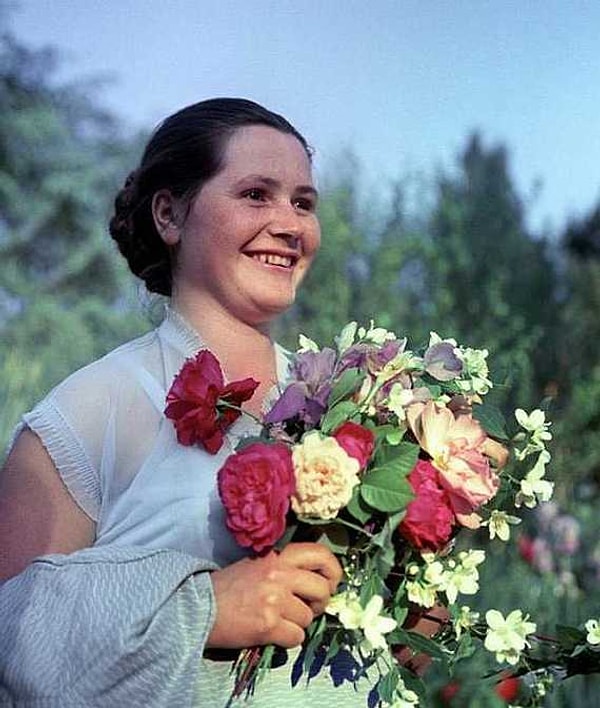 2. Тогда будущий космонавт был курсантом летного училища в Оренбурге, а девушка работала телеграфисткой.