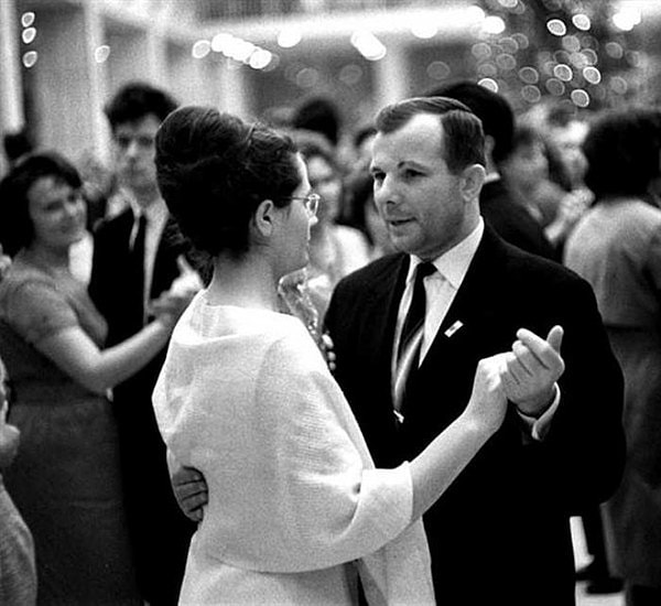 4. Впрочем, жениться он пока не собирался – знал, что еще не может содержать семью – но любил беззаветно.