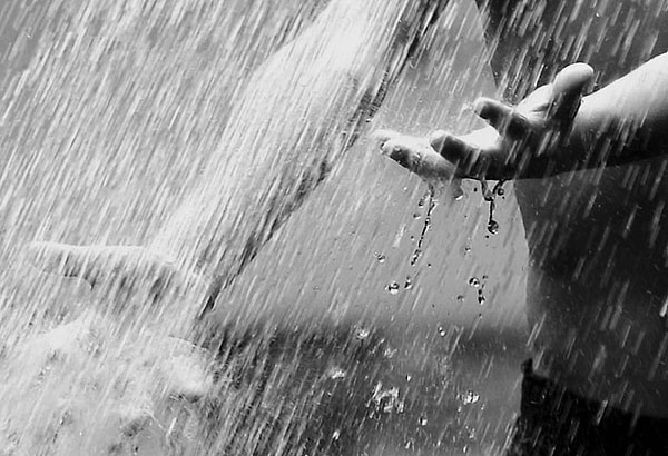 6. "Стой под дождём, пусть пронизывают тебя его стальные стрелы. Стой, несмотря ни на что. Жди солнца. Оно зальёт тебя сразу и беспредельно"