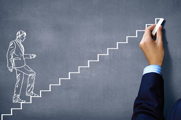 9. "Пока ты не перестанешь подниматься, ступеньки не прекратятся, они будут расти ввысь под твоими поднимающимися ногами"