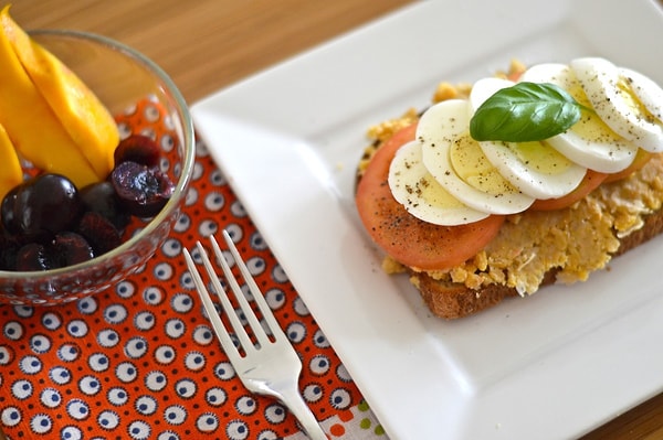 14. Нутовое пюре + помидоры + яичница