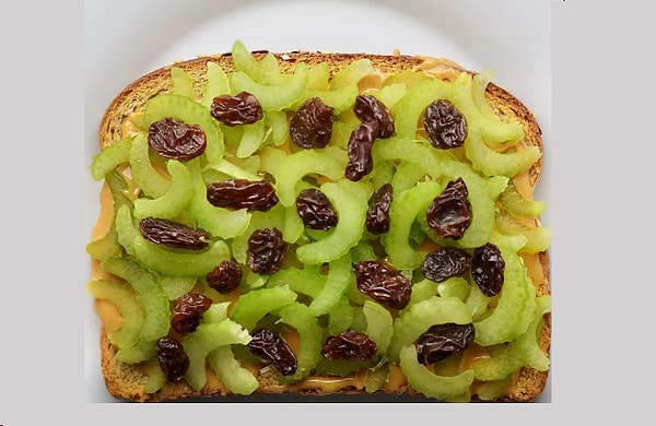 5. Сельдерей + изюм + арахисовое масло