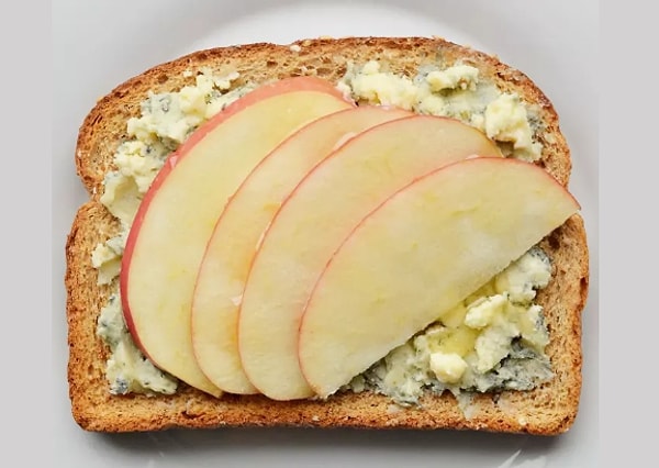 17. Яблоко + мед + голубой сыр