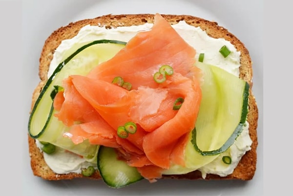 20. Копченый лосось + огурец + сливочный сыр + зеленый лук