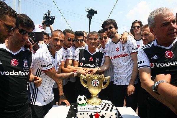 7. Teknik direktör Şenol Güneş ve futbolcular teknede şampiyonluk pastası kesti.