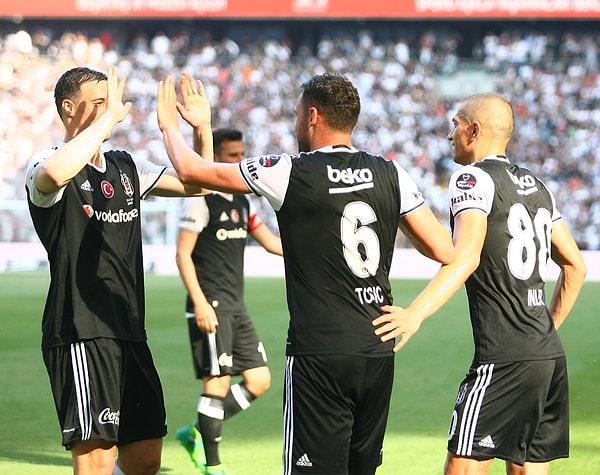 27. Beşiktaş; Cenk Tosun (2), Tosic ve Aboubakar'ın golleriyle Osmanlıspor'u 4-0 mağlup ederek geçen hafta kazandığı şampiyonluğu son bir galibiyetle taçlandırdı.