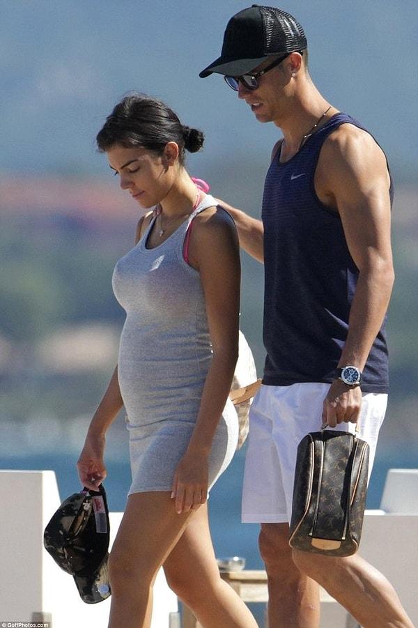 6. Yoksa ünlü çapkın baba mı oluyor? Ronaldo geçtiğimiz günlerde, sevgilisi Georgina Rodriguez'in hamile olduğu iddialarını reddetmişti.