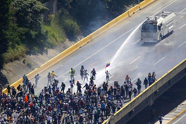 3. Venezuela'da hükümet karşıtı gösterilerde polis müdahelesi, 29 Mayıs.