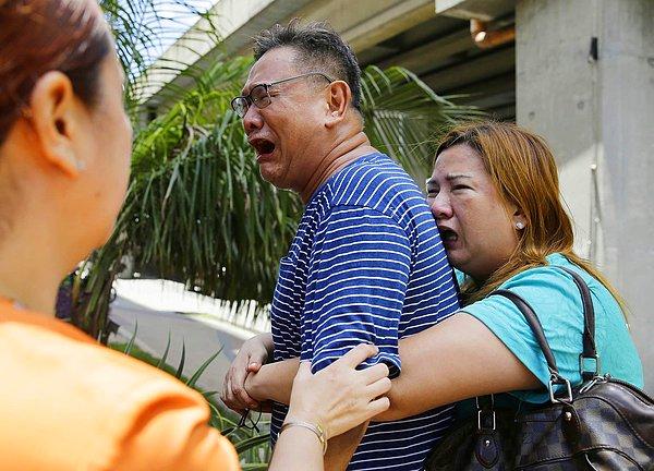 6. Resorts World Manila'daki saldırıda hayatını kaybeden kızlarının cenazesini bekleyen bir aile. Silahlı saldırgan hem ateş ederek hem de yangın çıkartarak toplam 35 kişiyi öldürdü.