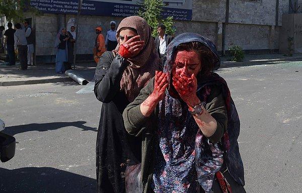 9. Afganistan'ın Kabul şehrinde 31 Mayıs günü bomba yüklü bir aracın patlamasından sonra kaçan yaralı vatandaşlar. Patlamada 90 kişi hayatını kaybetti.