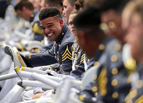 15. West Point ABD polis akademisi öğrencisinin diploma törenindeki mutluluğu, 27 Mayıs.