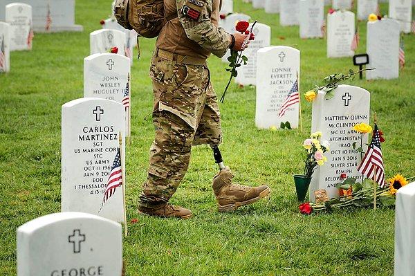 17. Afganistan'da bacağını kaybetmiş bir Amerikan askeri Virginia Ulusal Mezarlığı'nda, 29 Mayıs.