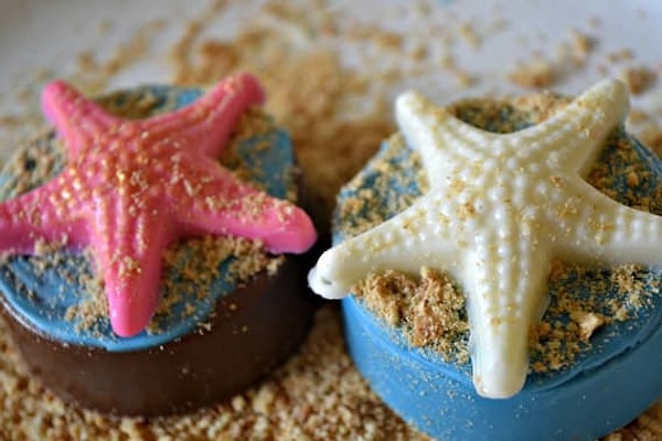 19. Deniz yıldızı süslemeli, çikolata kaplı oreolar: