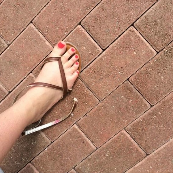 4. Ремешки на босоножках могут не выдержать красоты ваших ножек!