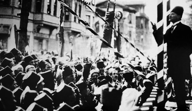 Paşa hazretleri arabalarından indiler ve kendisini çevreleyen halkın arasında Süreyya Sami Bey'in nutkunu dinlediler ve sonra Gazi Paşa hazretleri karşılıkta bulundular: