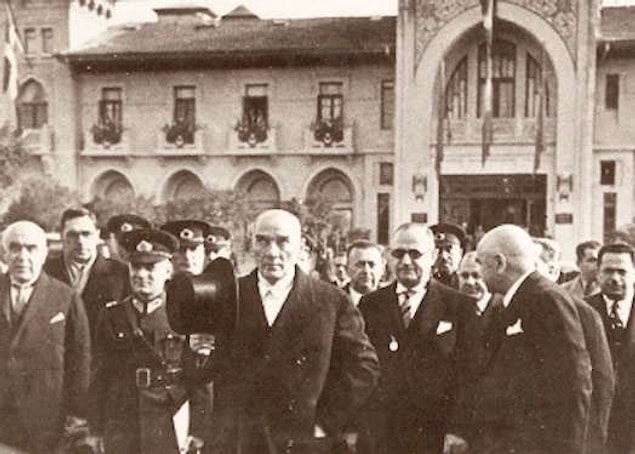 Ziyafetin bitiminde Gazi Paşa hazretleri ayağa kalkmış ve kendisine has olan ses tonuyla şu nutku söylemişlerdir: