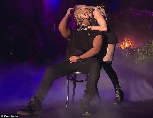 Madonna şarkısını söyledikten sonra, Drake’in başını tuttu ve 3 saniye kadar onu dudaklarınan öptü. Herkes şoktaydı, Drake de…