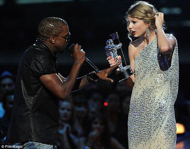 Swift sahneye çıktı, büyük bir heyecan içinde kabul konuşmasını yapacaktı. Ta ki Kanye West sahneye fırlaya kadar.