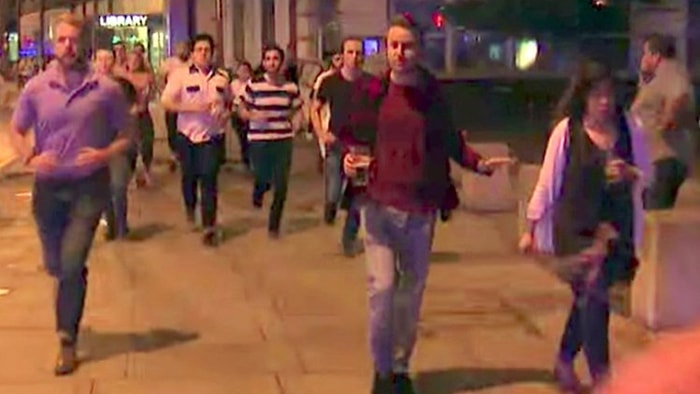 Londra Saldırısından Elinde Birasıyla Kaçan Adam